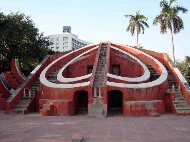 Slika 1 - Misra Yantra, the most recognizable structure of Jantar mantar. It was designed as a tool to determine the shortest and longest days of the year and it could also be used to indicate the exact moment of noon in various cities and locations regardless of their distance from Delhi. Photo Credit