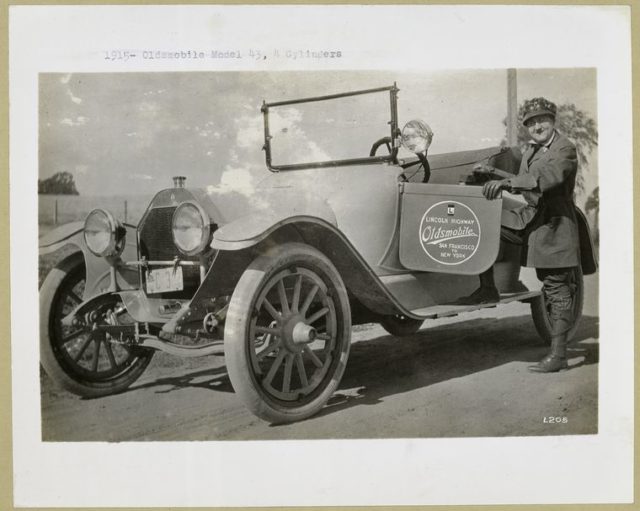 1915 – Oldsmobile – Model 43, 4 cylinders.