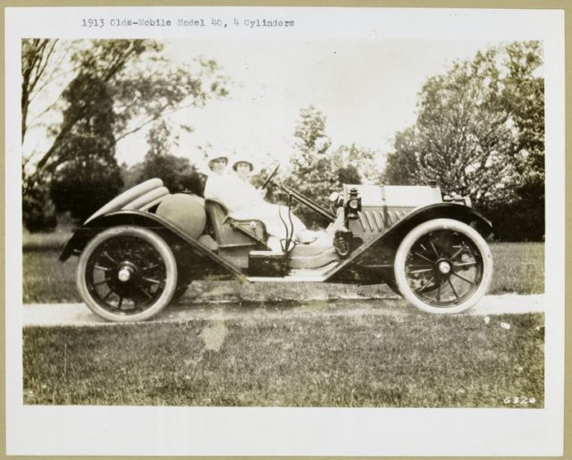 1913 – Oldsmobile Model 40, 4 cylinders.