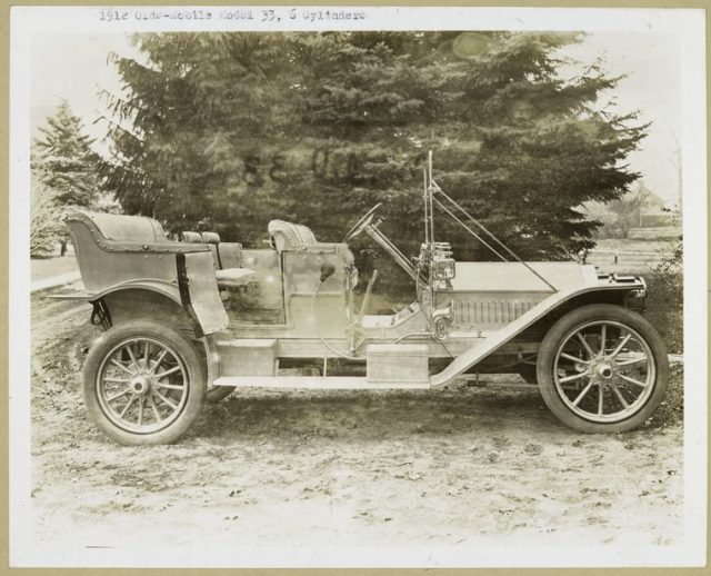 1912 – Oldsmobile Model 33, 6 cylinders.