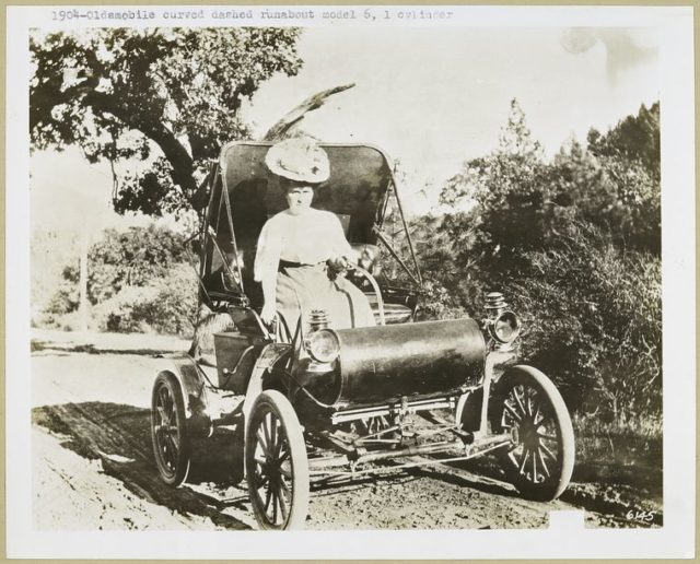 1904 – Oldsmobile , curved dashed runabout model 6, 1 cylinder
