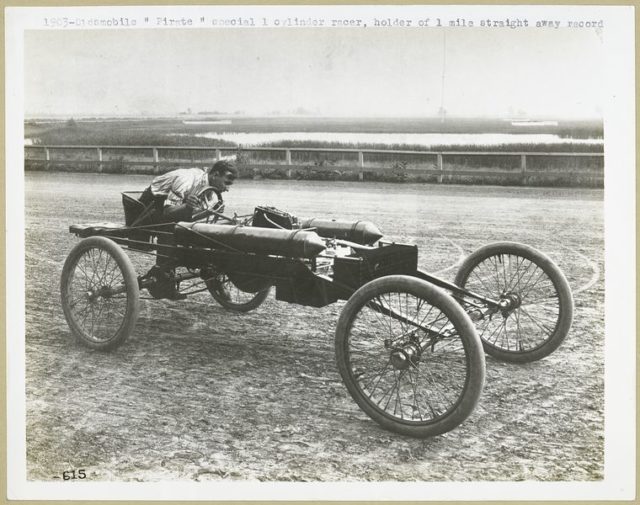 1903 – Oldsmobile PIRATE special 1 cylinder racer, holder of 1 mile straight record.. 1903