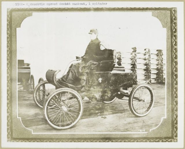 1900 – Oldsmobile, curved dashed runabout, 1 cylinder.