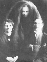 Mr and Mrs Gibson and the spirit of their deceased son (1919)
