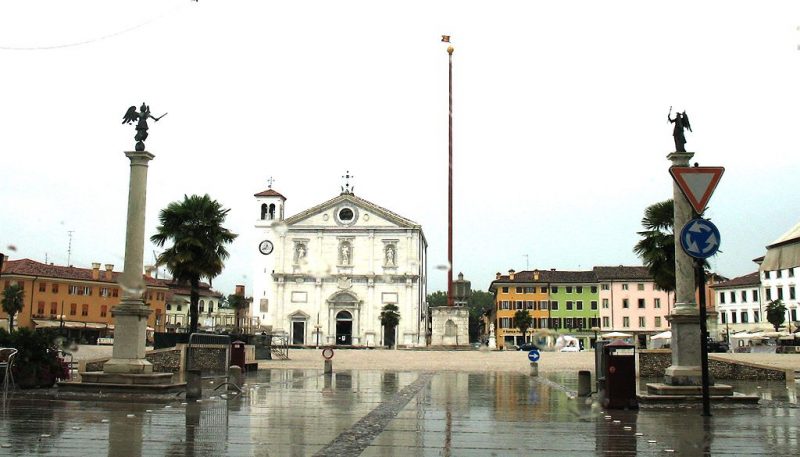 Piazza Grande with the cathedral. Photo Credit