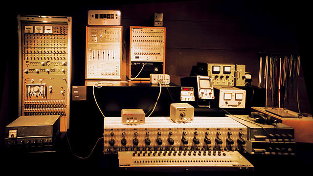 640px-ipem_studio_synthesizer_ca-1960-1980_-_mim_brussels_2015-05-30_07-36-09_by_chibicode_edit-1