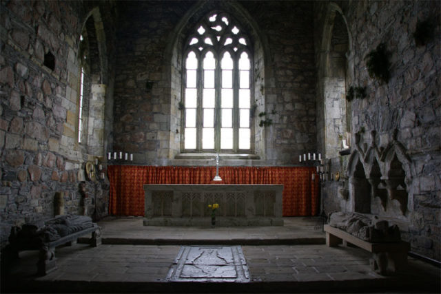 Iona Abbey: the effigy on the floor in the centre may mark the location of the burials of several MacLeod chiefs and one flag bearer. Photo credit