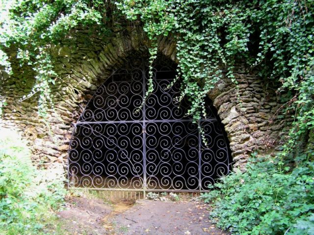 The entrance to Mother Ludlam's Cave, photographed in 2005. Photo credit