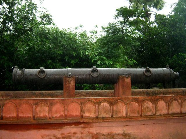 The cannon measures 17.5 ft in length and weighs 16,880 lb. Photo Credit
