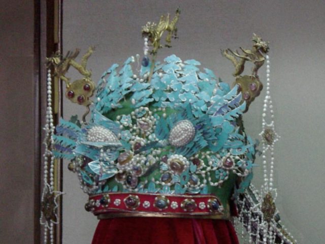 The weight of the entire crown range from 2–3 kilograms (4.4–6.6 lb). Photo Credit