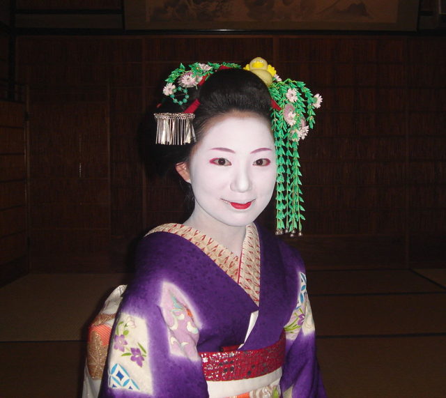 The green pin on the mid-left called tsunagi-dango identifies her as a maiko of Gion kobu. Photo Credit