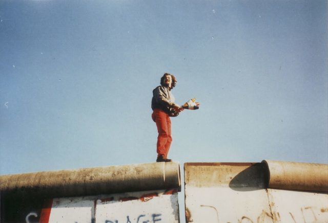 Juggling on the Berlin Wall on 16. November 1989. Photo Credit