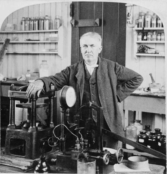 Thomas Edison in his laboratory (1901)