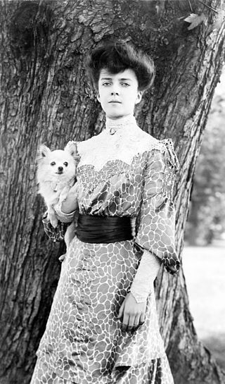Alice Roosevelt with her dog, Leo, a long-haired Chihuahua. She was also given a Pekingese named Manchu, by the Chinese Empress Dowager Cixi in 1905