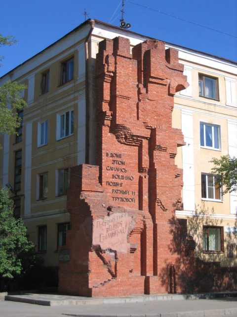 Pavlov’s House in its current state. The inscription on the memorial reads: “In this building fused together heroic feats of warfare and of labor.   Author: Andrey Volykhov   CC BY-SA 3.0