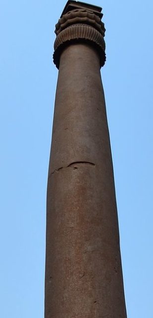 Upper half of pillar, demonstrating horizontal fissuring which is thought to be caused by cannonball strike Photo Credit
