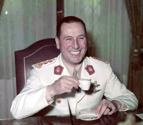 Perón with military uniform, drinking coffee.