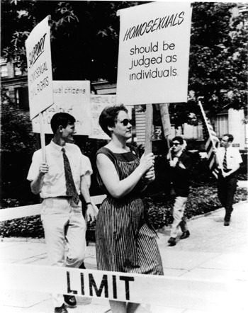Barbara Gittings picketing the White House in 1965   Author: Kay Tobin Lahusen   CC BY-SA 3.0