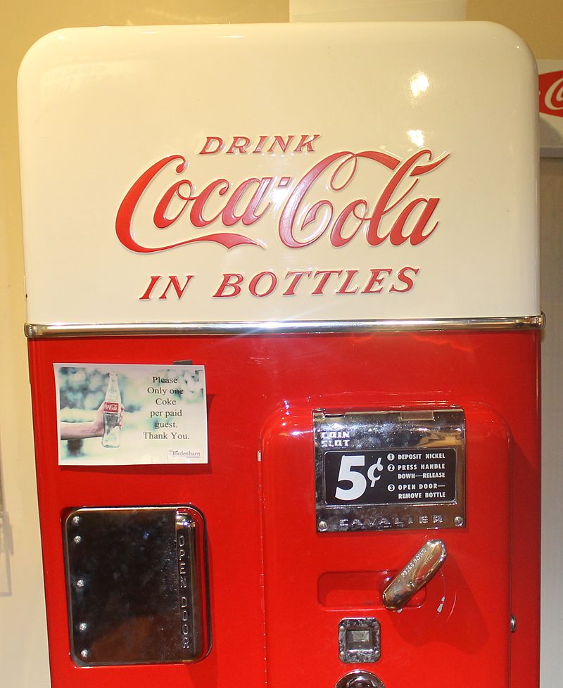 An early Coca-Cola vending machine  Author: Billy Hathorn  CC BY-SA 3.0 