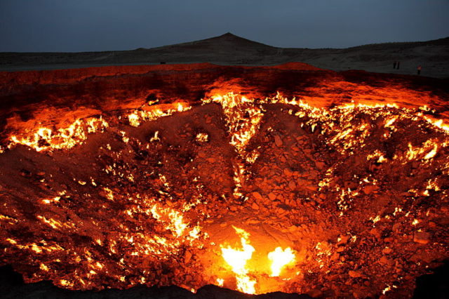 The Door to Hell (in the nighttime) / Turkmenistan. – By flydime – CC BY-SA 2.0
