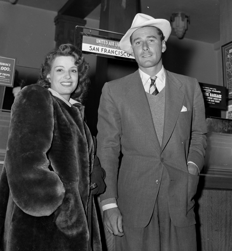 Flynn and first wife Lili Damita at Los Angeles airport in 1941