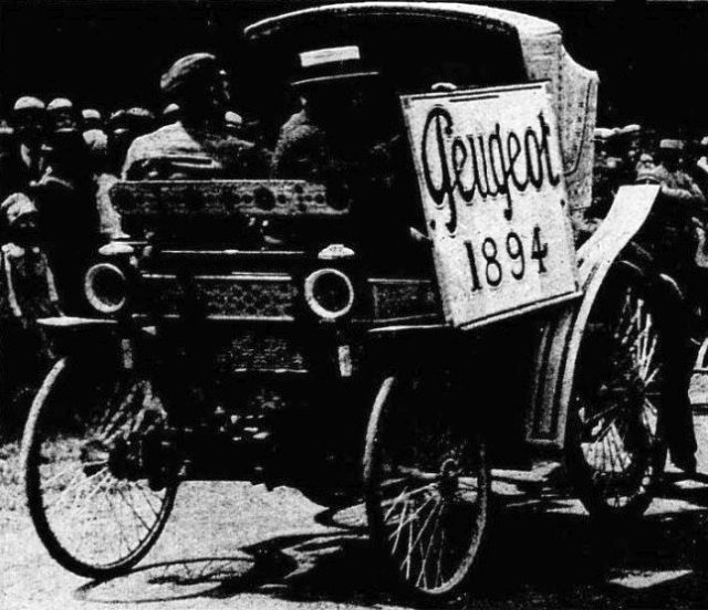Peugeot fiacre discovered from the Paris-Rouen 1894, in the historic parade of the Touring Club de France of 1919 organized in the Bois de Marly