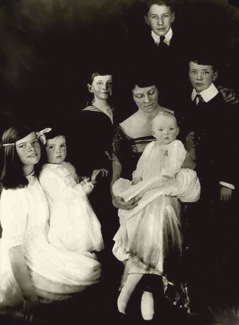 Family portrait of Katharine M. Houghton Hepburn and her six children, early 1921. L to R: daughter Katharine, Marion, Robert, Thomas, and Richard. Hepburn is seated at center with daughter Margaret