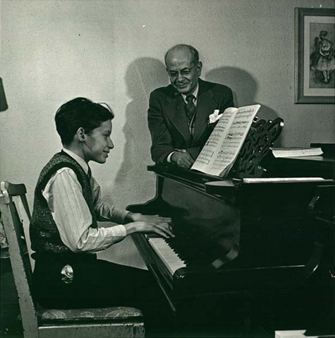 Glenn Gould with his teacher, Alberto Guerrero, demonstrating Guerrero’s technical idea that Gould should pull down at keys instead of striking them from above. The photo was taken in 1945 before Gould fully developed this technique.