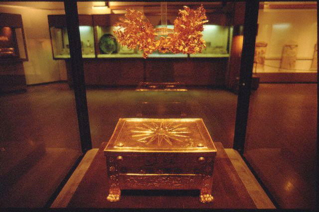 The golden larnax of Philip II of Macedonia, Vergina Museum   Photo Credit