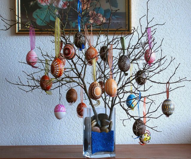 In some countries, including Sweden, Norway, and Germany, eggs are used as a table decoration hanging on tree branches, Photo: Goldi64, CC BY-SA 3.0