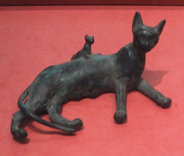 A bronze statue of a domesticated cat and her kitten Photo Credit