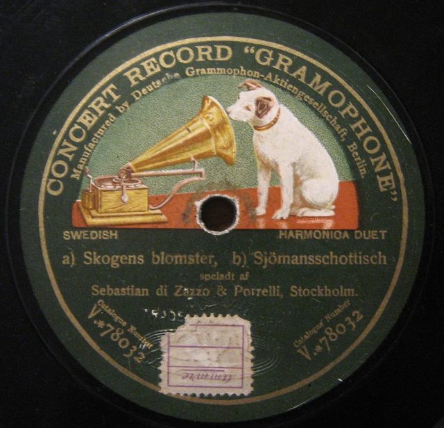 1910 Deutsche Grammophon logo on Swedish disc Photo Credit FBQ – CC BY-SA 3.0
