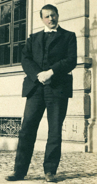 Jung outside Burghölzli in 1910.
