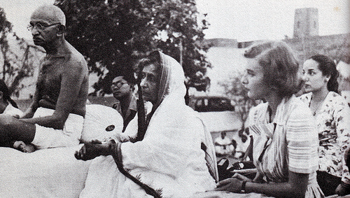 Gandhi and Lady Mountbatten during prayer. Photo credit