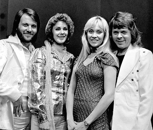 ABBA in 1974 (from left) Benny Andersson, Anni-Frid Lyngstad (Frida), Agnetha Fältskog, and Björn Ulvaeus  photo credit AVRO – CC BY-SA 3.0