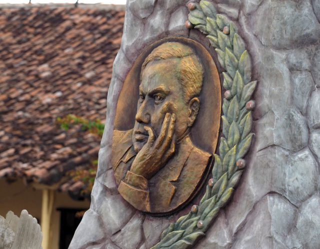 Ruben Dario in Nicaragua. Monument in Granada.Picture: © Geoff Moore/ www.thetraveltrunk.net