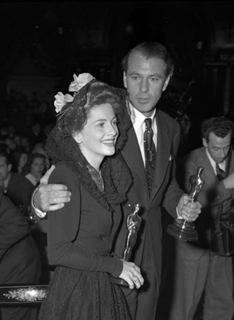Fontaine and Gary Cooper holding their Oscars at the Academy Awards, 1942
