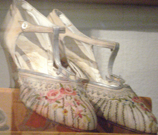 A pretty flapper style shoe in a Roaring Twenties shoe exhibit.  Author:  In pastel  CC BY2.0