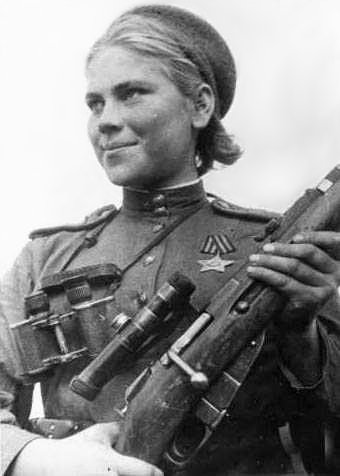 Shanina in 1944, holding an 1891/30 Mosin–Nagant with the 3.5x PU scope