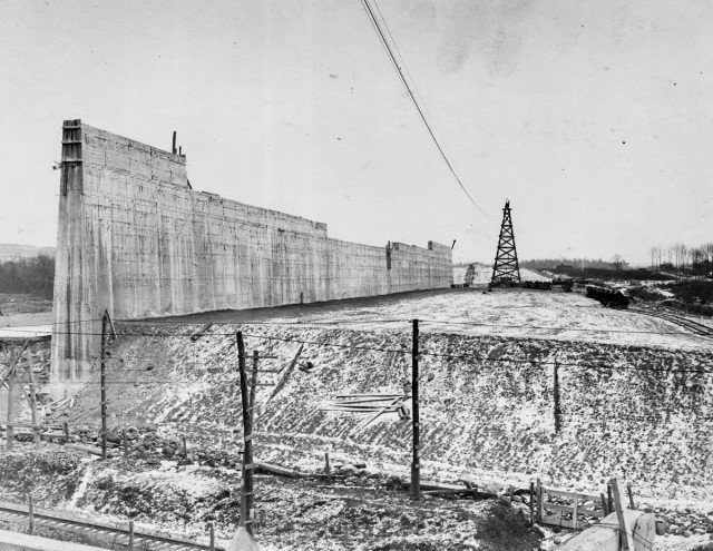 The concrete core-wall of the Ashokan Reservoir’s middle dike. Dec. 8, 1910 Author New York Public Library
