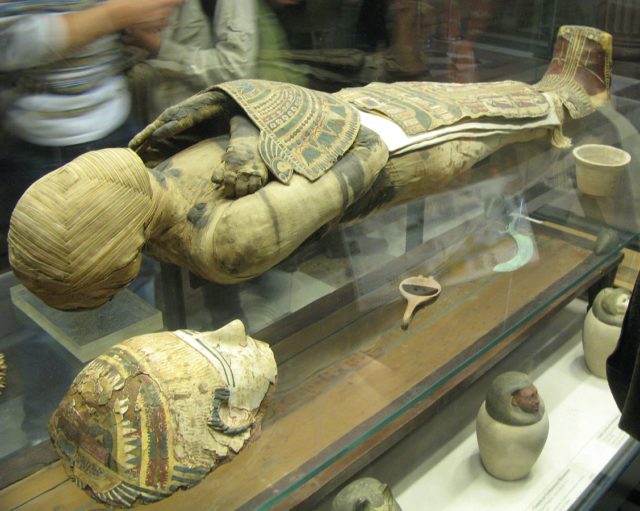 The Egyptian mummy as seen from another angle, author: Dada, CC BY-SA 3.0