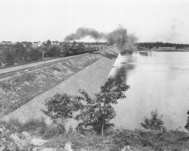 A train crosses the Glenford dike next to the east basin of the Ashokan Reservoir. June 25, 1916 Author New York Public Library