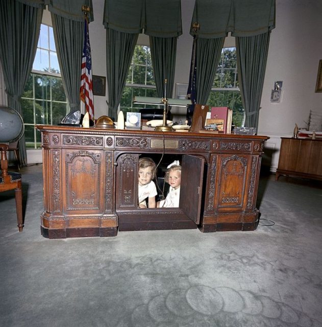Caroline Kennedy and Kerry Kennedy beneath the desk in 1963.