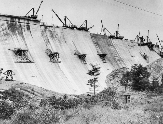 The downstream face of the Olive Bridge dam. Sept. 7, 1911 Author New York Public Library