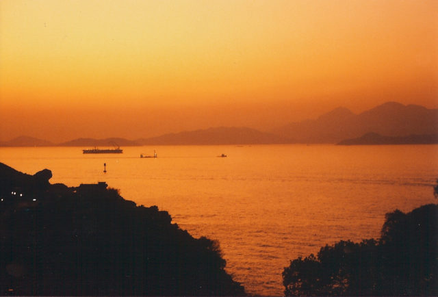 An unusual Hong Kong sunset, a year after the eruption of Mount Pinatubo, Author: JackyR, CC BY-SA 3.0