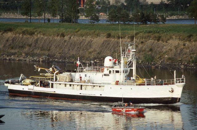 Photo of Captain Cousteau’s research vessel Calypso (1980), Photo by René Beauchamp, CC BY-SA 4.0