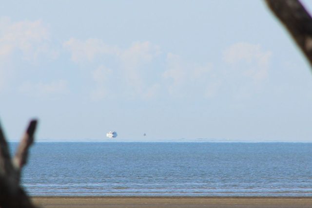 A Fata Morgana depicting a boat that seems to be floating above the horizon, seen from the coast of Queensland, Australia. Author: Timpaananen, CC BY-SA 3.0