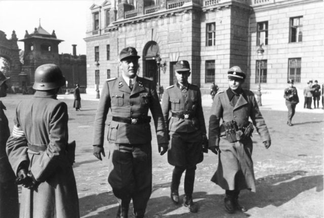 Skorzeny (left) and Adrian von Fölkersam (right) in Budapest, 16 October 1944. Author: Bundesarchiv, Bild 101I-680-8283A-30A / Faupel / CC-BY-SA 3.0.