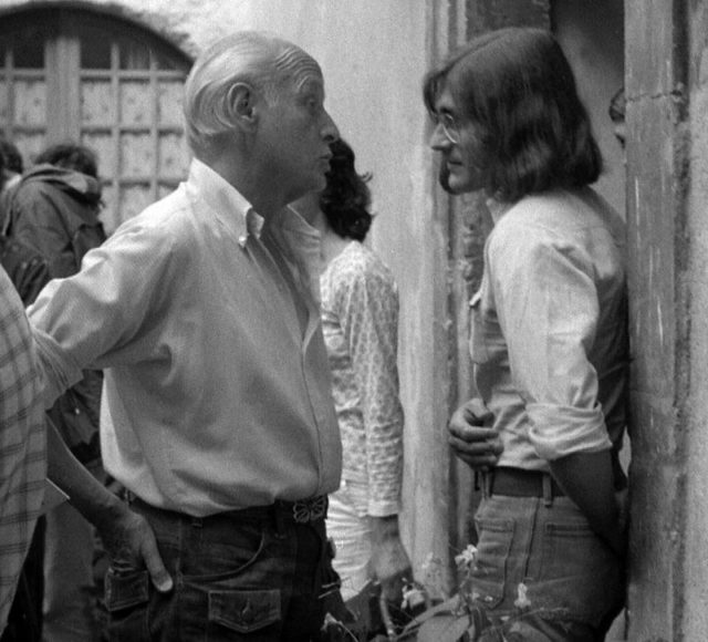 Henri Cartier-Bresson (left) and a young intern at the Rencontres internationales de la photographie in Arles 1974. Author: Rolph31000. CC BY-SA 4.0
