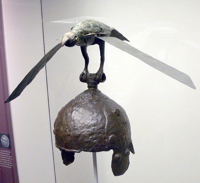 Celtic helmet with a complete winged-bird crest from the 3rd century BC, found at Ciumesti, Romania. Author: Wolfgang Sauber CC BY-SA 3.0.